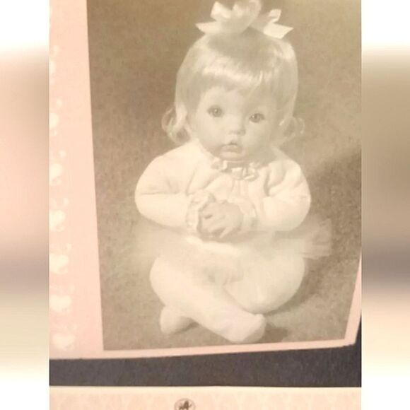 Infant porcelain doll "Sugar Plum" Ashton Drake - Picture 3 of 5